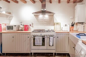 Køleskab, mikrobølgeovn, ovn, kaffe-/temaskine