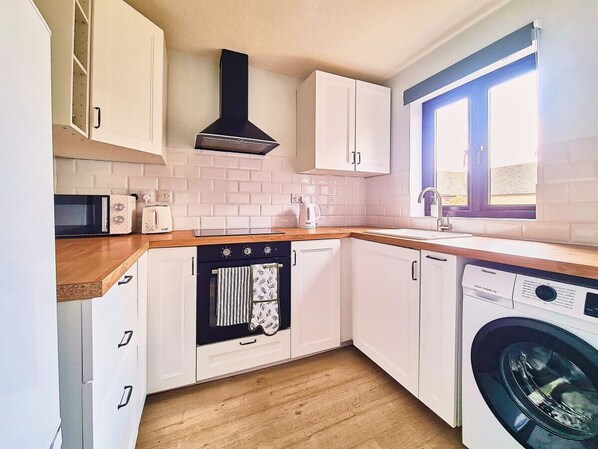 冷蔵庫、電子レンジ、オーブン、コンロ