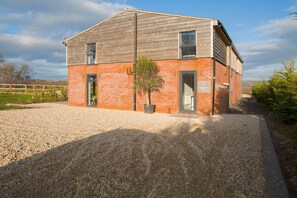 Exterior - Discovery Barn - Luxury 2 Bed Barn Conversion (Cropthorne)