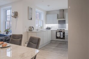 Køleskab, mikrobølgeovn, ovn, kogeplade