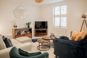 Smart TV - Stunning 2 Bed with Private Patio and Free Parking (Gloucestershire)