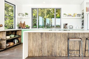 Fridge, microwave, oven, stovetop - Sanctuary Spaces - Sundowner (Byron Bay)