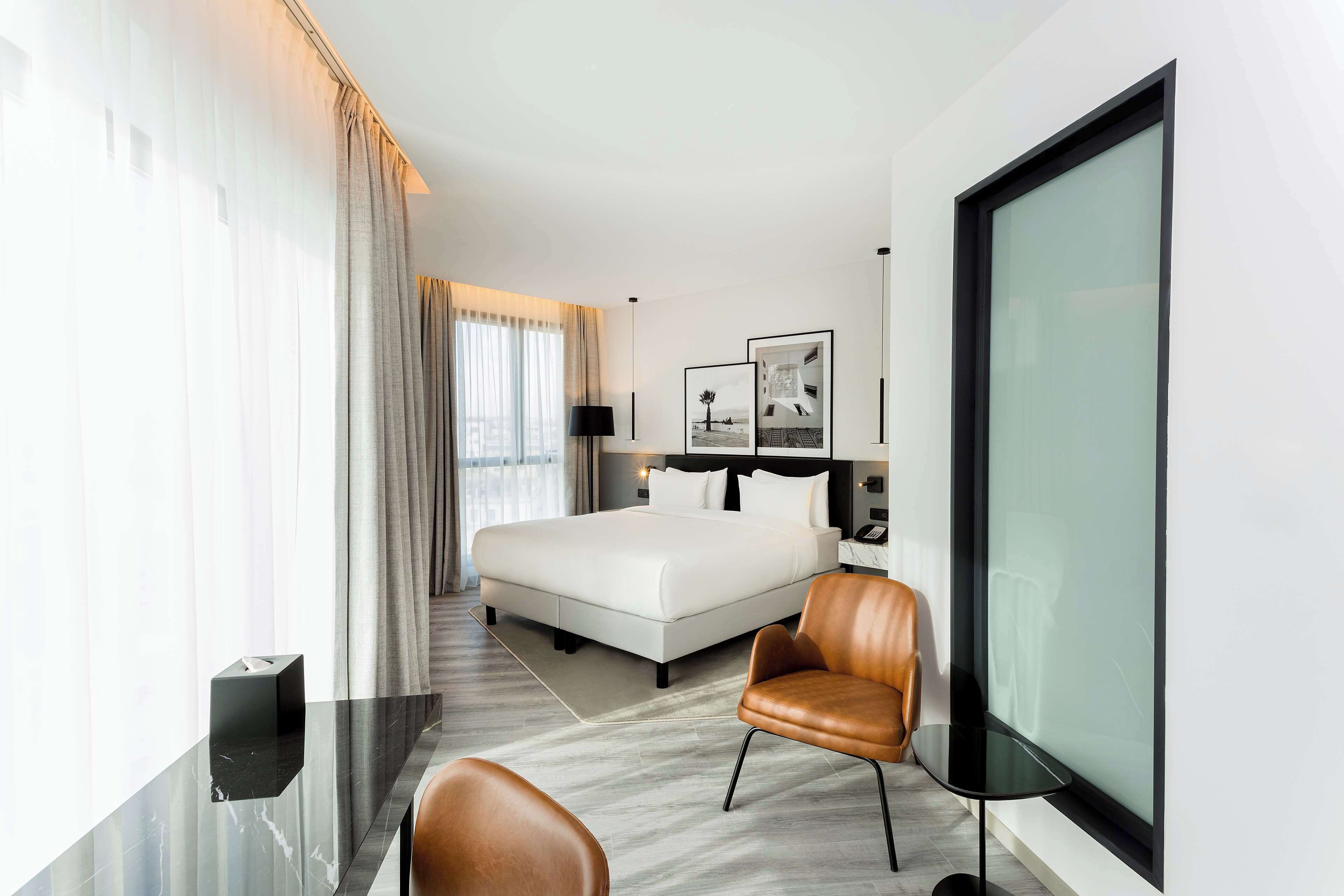 Ropa de cama de alta calidad, caja fuerte, escritorio