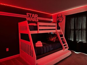 4 chambres, fer et planche à repasser, lit de bébé portatif