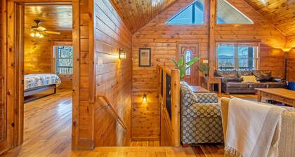 Peaceful Retreat: Hot Tub, Mountain Views, Fire Pit!