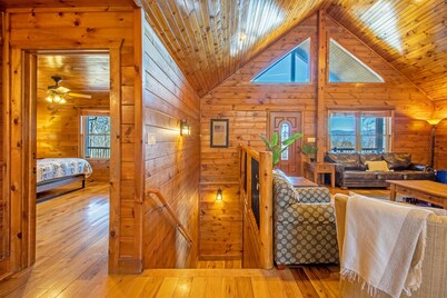 Peaceful Retreat: Hot Tub, Mountain Views, Fire Pit!