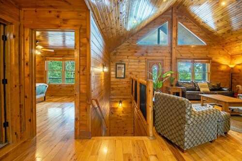 Peaceful Retreat: Hot Tub, Mountain Views, Fire Pit!