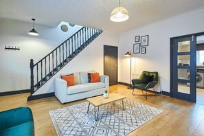 Televisio, takka, työhuone