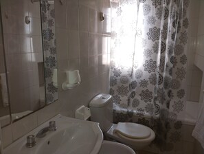 Jetted bath, towels, soap, shampoo - Amplio y Acogedor Departamento Céntrico (Mendoza)