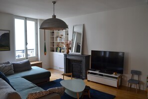 TV, books - Cosy apartment in the heart of Paris (Paris)