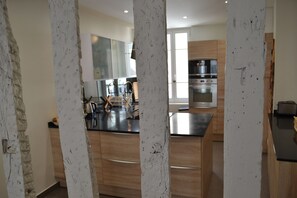 Fridge, microwave, oven, stovetop - Cosy apartment in the heart of Paris (Paris)