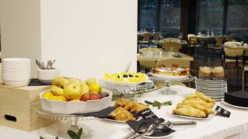 Esmorzar diari d'estil bufet gratuït