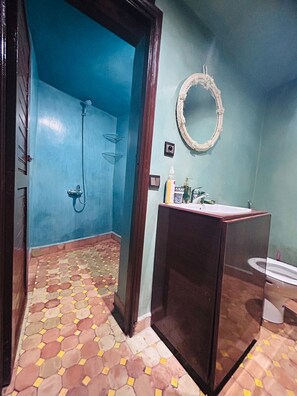 Secadora de cabello, bidet, toallas, jabón