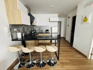 Kjøleskap, mikrobølgeovn, kokeplater og kaffetrakter/tekoker