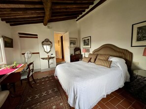 5 Schlafzimmer, Schreibtisch, Bügeleisen/Bügelbrett, Reisekinderbett
