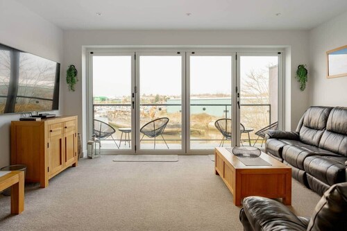 Large Modern Scenic 4 Bedroom Townhouse