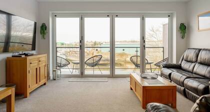 Large Modern Scenic 4 Bedroom Townhouse