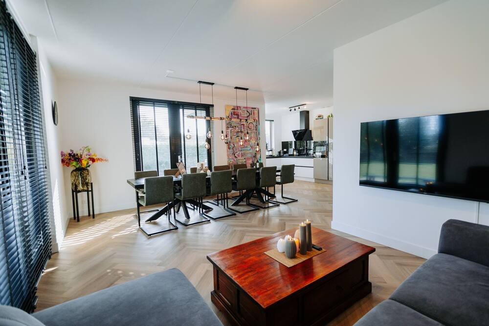 Brand new Luxurious & Bright Villa With 6 Double Beds in Amsterdam