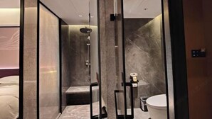 A modern bathroom with a glass partition, a shower, a toilet, and a sink. - Maison New Century Hotel Wucheng Jinhua (Jinhua)