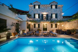 A stone building with a swimming pool and outdoor seating. - Villa Filipetti in Makarska center, 4 en-suite bedrooms, heated private pool, 500m from beach (Makarska)