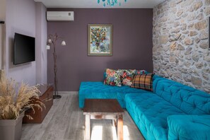 TV - Villa Filipetti in Makarska center, 4 en-suite bedrooms, heated private pool, 600m from beach (Makarska)