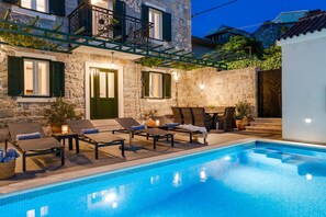 A heated pool - Villa Filipetti in Makarska center, 4 en-suite bedrooms, heated private pool, 600m from beach (Makarska)