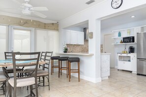 Fridge, microwave, oven, stovetop - A wonderful space to relax and unwind. Perfect for family or intimate occasion. (NEW PRT RCHY)