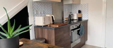 Fridge, oven, stovetop, dishwasher