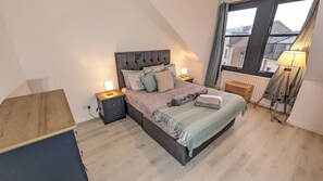 2 bedrooms, iron/ironing board, travel cot, WiFi - Two Bedroom Lovely Apartment in Greenock

 (Greenock)