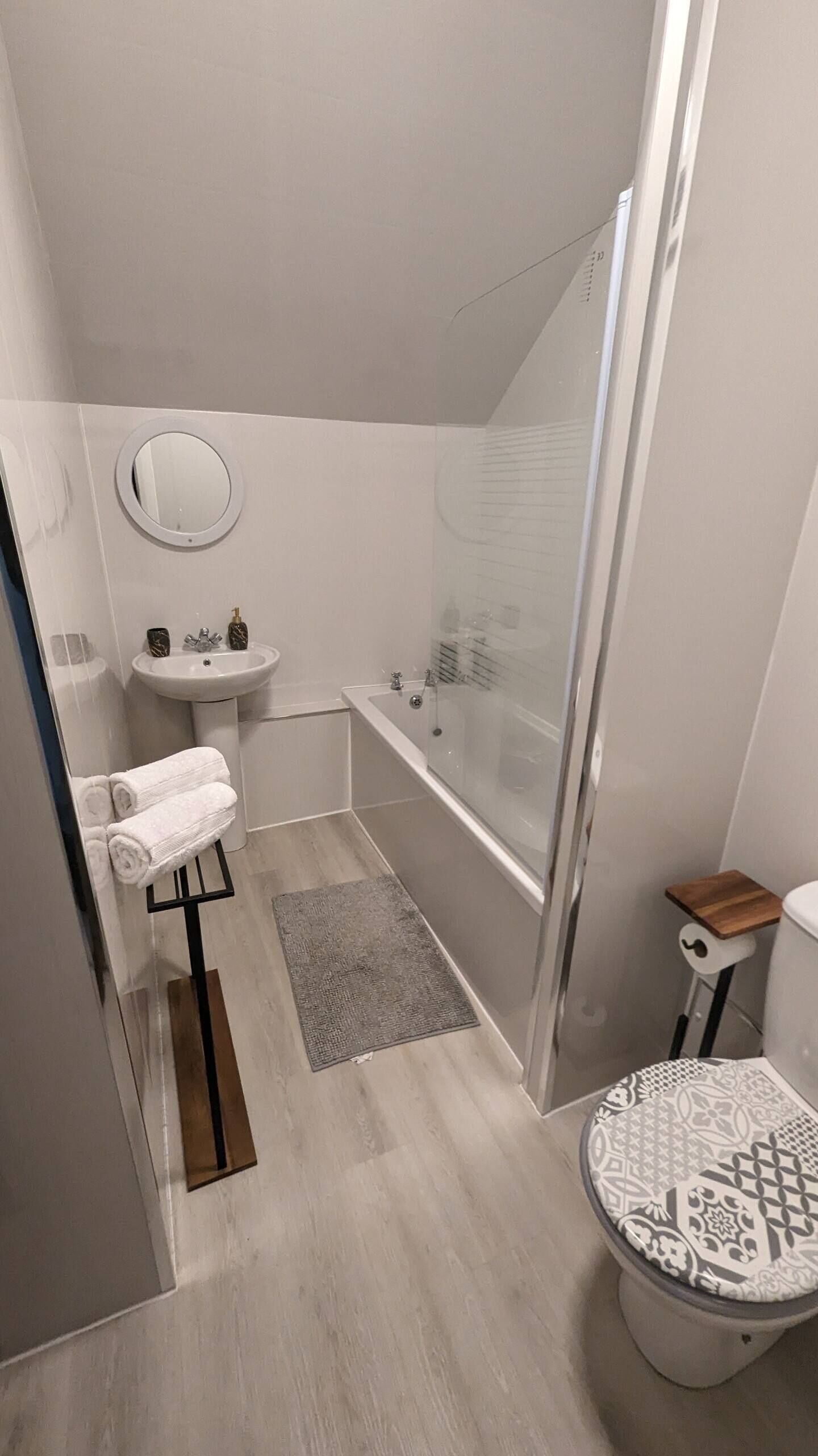 Haartrockner, Bidet, Handtücher, Seife