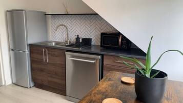 Fridge, oven, stovetop, dishwasher