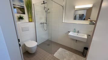 Dusche, Haartrockner, Handtücher, Seife