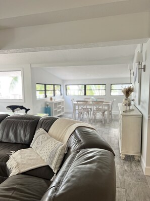 Smart TV - Oceanfront Estate on Islamorada, Florida Keys - Ocean Oasis of Islamorada (Islamorada)
