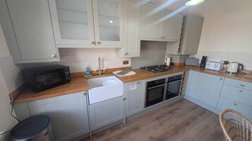 Fridge, oven, stovetop, dishwasher