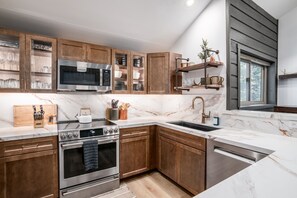 Fridge, microwave, oven, stovetop - Basecamp Lodge | Cabin Chic Meets Cozy Comfort (Mammoth Lakes)