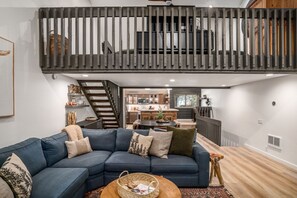 Smart TV, chimenea, libros y estéreo 