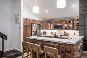 Een koelkast, een magnetron, een oven, een kookplaat