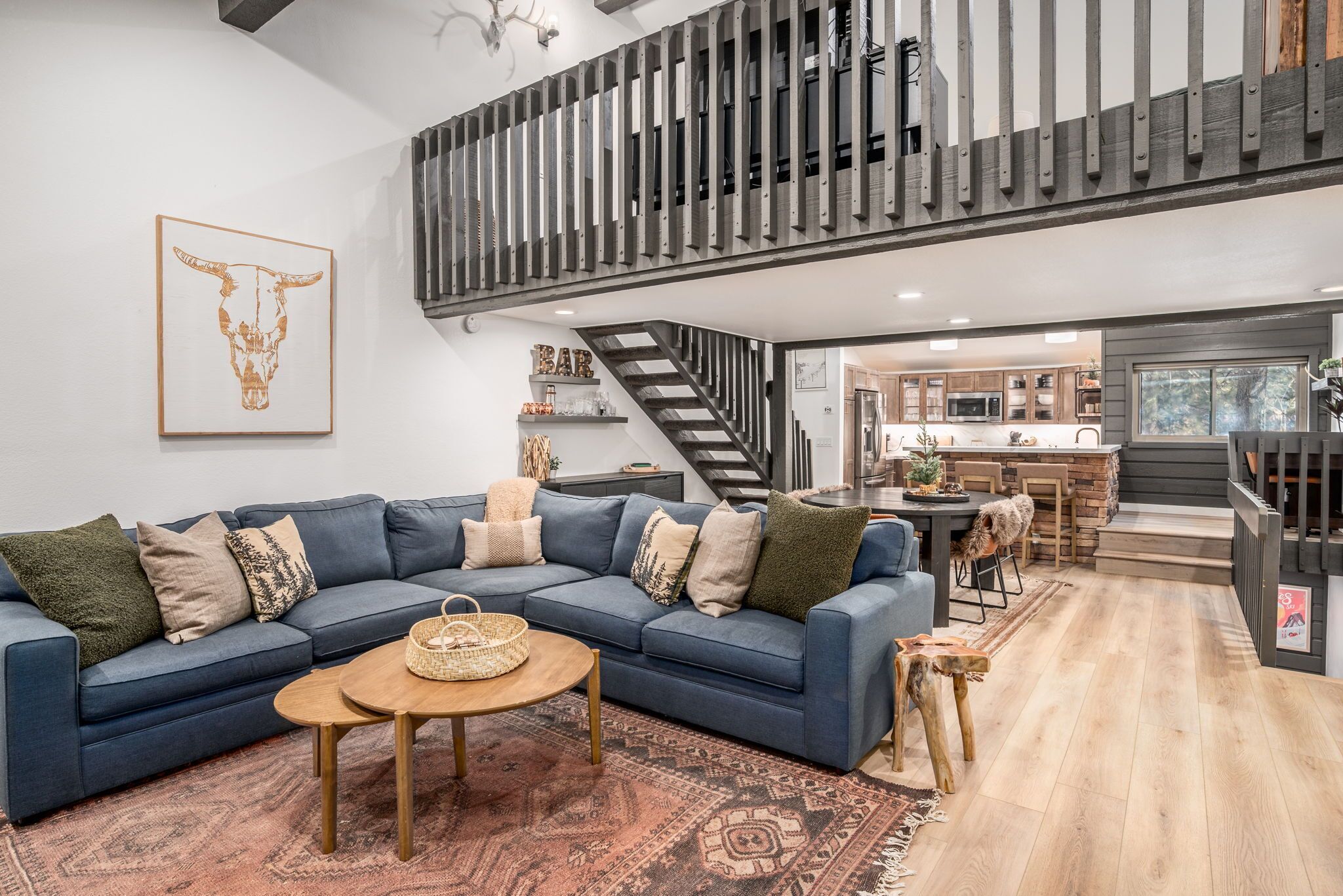 Smart TV, fireplace, books, stereo