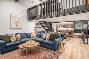 Smart TV, chimenea, libros y estéreo 