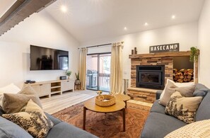 Smart TV, chimenea, libros y estéreo 