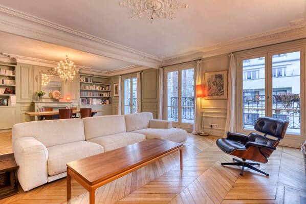 TV, fireplace - Appartement Parc Monceau Champs Elysées, Parfait Pour une Famille (PARIS)