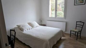 7 chambres, bureau, fer et planche Ă  repasser, lit parapluie