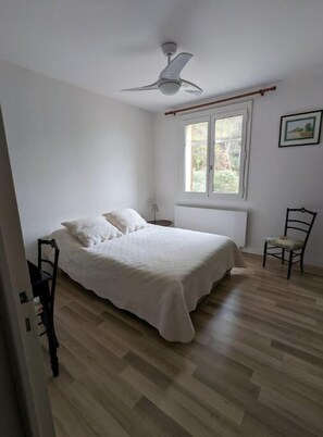 7 bedrooms, desk, iron/ironing board, travel cot