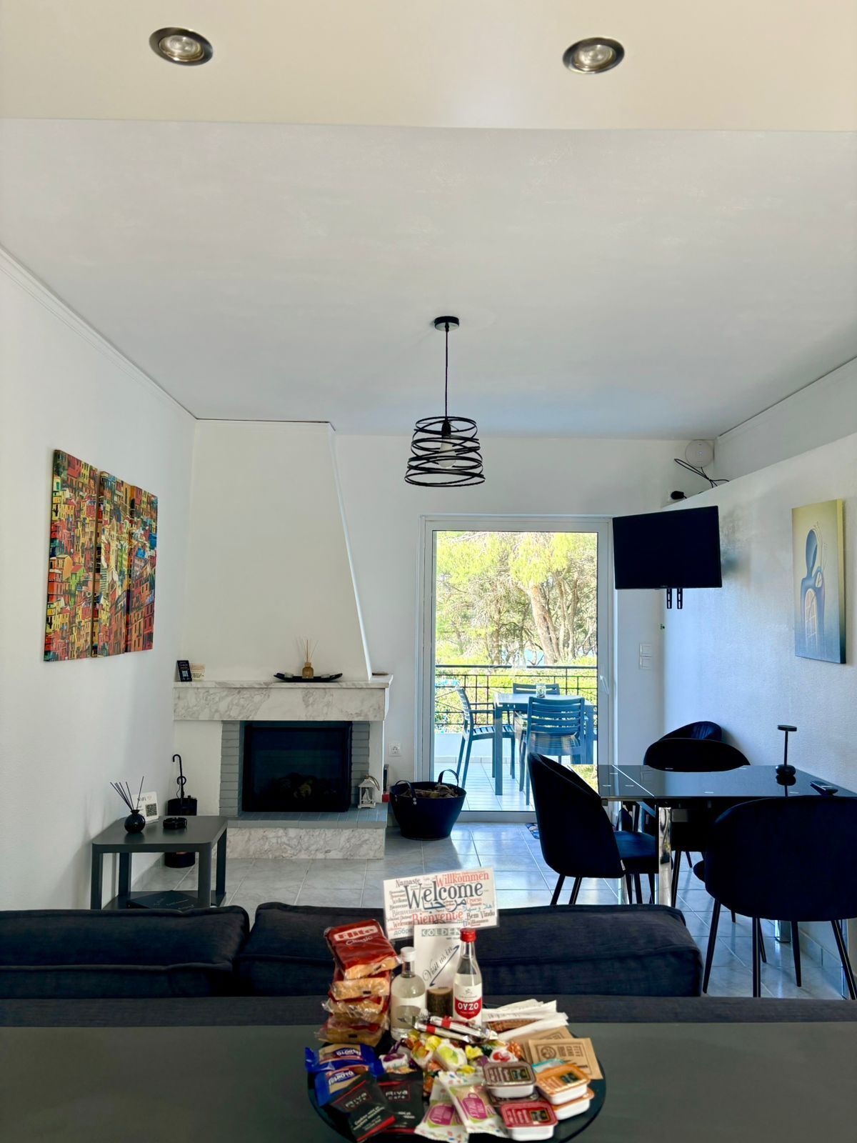 Apollo's Light | Pengeskab på værelset, skrivebord, lydisolering, strygejern/strygebræt