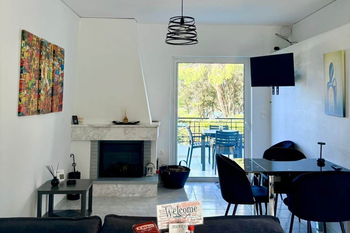 Apollo's Light | Pengeskab på værelset, skrivebord, lydisolering, strygejern/strygebræt