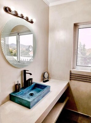 Villa Poseidon Sounio | バスルーム | バスアメニティ (無料)、ヘアドライヤー