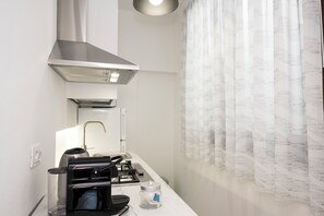 Kylskåp, mikrovågsugn, ugn och spishäll