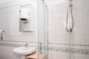 Dusche, Haartrockner, Bidet, Handtücher