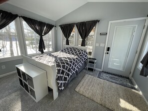 1 bedroom, WiFi, bed sheets - Short Term Housing / 1 Month Minimum (Franklin)