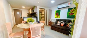 Basic-Apartment | Wohnbereich | Fernseher